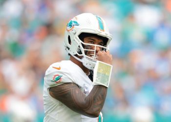 Mike McDaniel: ‘Fallacious discussion board’ for Dolphins QB to name out teammates