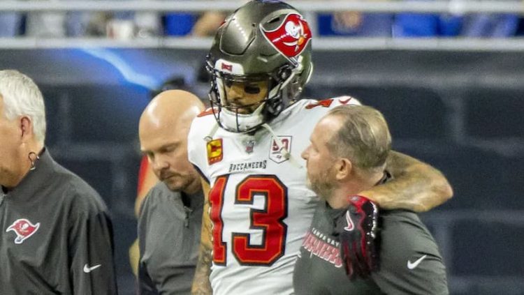 Tampa Bay’s Mike Evans suffered a concussion and damaged collarbone in Week 7