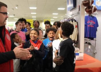 Patriots QB Drake Maye takes members of the Boys and Women Membership of Pawtucket buying – Tar Heel Instances