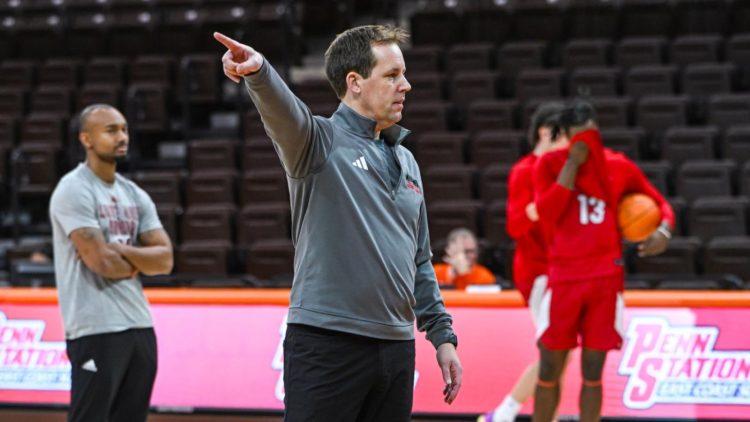 Former Tar Heel Jonathan Holmes Named a Silver Waves Media Most Impactful Mid Main Assistant – Tar Heel Instances