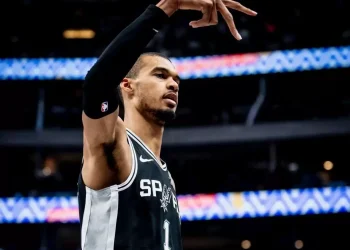 Spurs dethrone East-leading Pistons 114-103